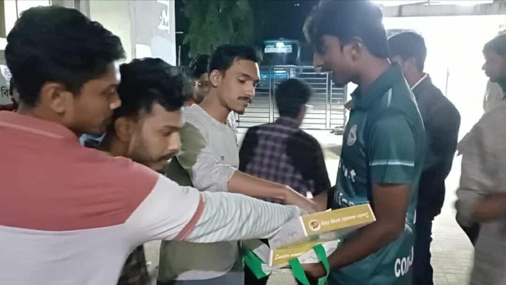 শেখ হাসিনার ফাঁসির রায়ে কুবিতে মিষ্টি বিতরণ