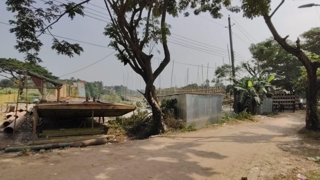 ত্রিমোহনী-কাচারি কায়েতপাড়া সড়ক: দখলদারিত্বে অতিষ্ঠ এলাকাবাসী