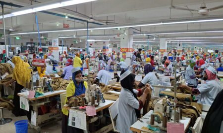 অভ্যন্তরীণ দ্বন্দ্বে, সংকটে পড়ার শঙ্কা পোশাক শিল্পে