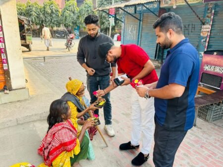 ভালোবাসা দিবসে সুবিধাবঞ্চিতদের মাঝে বাকৃবি ছাত্রদল আহবায়কের খাবার ও গোলাপ বিতরণ