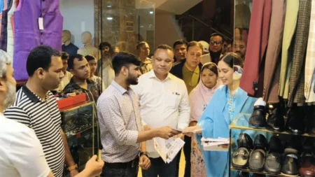 গণসংযোগে তারেক রহমান কন্যা জাইমা