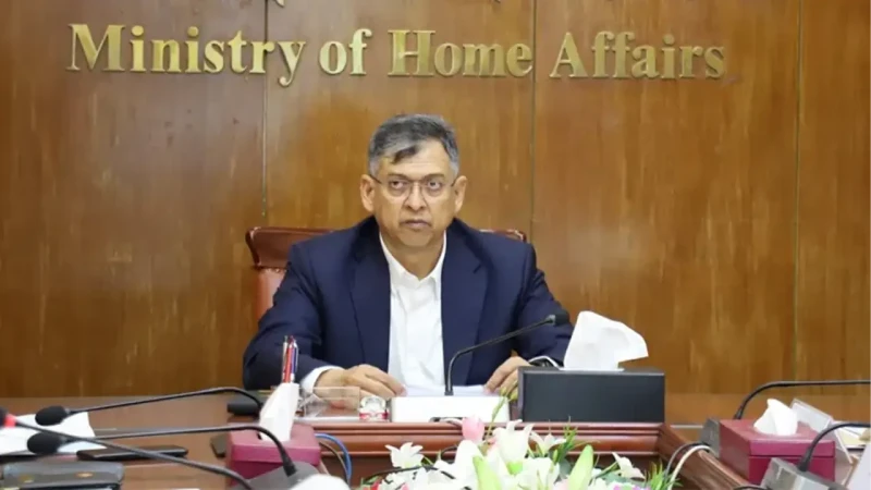 শিগগির ১০ হাজার কনস্টেবল নিয়োগ দেওয়া হবে খুব শিগগির পুলিশে ১০ হাজার নতুন কনস্টেবল নিয়োগ দেওয়া হবে বলে জানিয়েছেন স্বরাষ্ট্রমন্ত্রী সালাহউদ্দিন আহমদ। আজ বৃহস্পতিবার বিকেলে সচিবালয়ে স্বরাষ্ট্র মন্ত্রণালয়ে সাংবাদিকদের সঙ্গে আলাপকালে তিনি এ কথা বলেন। স্বরাষ্ট্রমন্ত্রী বলেন, পুলিশের জনবল বৃদ্ধির জন্য চেষ্টা করছি। অর্থ মন্ত্রণালয়ের ছাড়পত্র পেলে খুব শিগগির আরও ১০ হাজার নতুন কনস্টেবল নিয়োগ করা হবে। এর বাইরে এসআই ও পাবলিক সার্ভিস কমিশনের মাধ্যমে এএসপি নিয়োগ নেওয়া হবে, সেটা যথা সময়ে পরে জানানো হবে। তিনি বলেন, সারাদেশে জেলা ও উপজেলা পর্যায়ে আইনশৃঙ্খলা কমিটি পুনর্গঠনের জন্য নির্দেশনা দেওয়া হয়েছে। আইনশৃঙ্খলা পরিস্থিতি স্বাভাবিক রাখার জন্য পরিকল্পনা নেওয়া ও পরিকল্পনা মোতাবেক কাজ সম্পাদনের নির্দেশনা দেওয়া হয়েছে। সালাহউদ্দিন আহমদ বলেন, পুলিশ সার্জেন্টের ১৮০টি শূন্য পদে দ্রুত নিয়োগ দেওয়ার জন্য নির্দেশনা দেওয়া হয়েছে। শিগগির যথাযথ পরীক্ষার মধ্য দিয়ে নিয়োগ করা হবে।