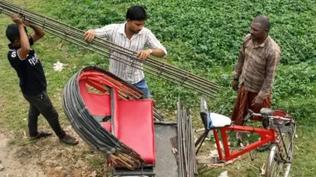 দাবিকৃত চাঁদা না পেয়ে রূপগঞ্জে প্রবাসীর নির্মাণাধীন ভবনের রড অটোরিকশায় তুলে নিয়ে যাচ্ছে চাঁদাবাজরা