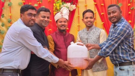ঠাকুরগাঁওয়ে বিয়েতে বরকে জ্বালানি তেল উপহার ঠাকুরগাঁওয়ে বিয়েতে বরকে জ্বালানি তেল উপহার