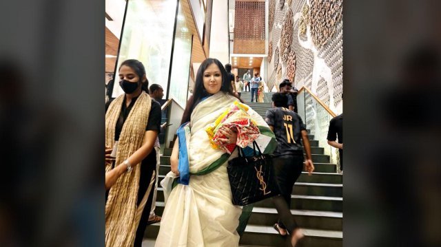 আড়ং থেকে কাপড় কিনে ক্ষোভে হাতে করেই নিয়ে গেলেন রুমিন ফারহানা a8174420d084fe8d870f8d4c1c2be981 69b58df8a7909