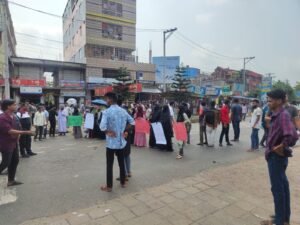 সড়ক দুর্ঘটনায় ববি শিক্ষার্থী আহত, চার দফা দাবিতে মহাসড়ক অবরোধ
