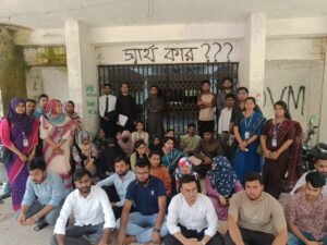 পবিপ্রবিতে শিক্ষকদের শাটডাউনে ক্ষুব্ধ ডিফেন্স শিক্ষার্থীরা, একাডেমিক ভবনে তালা