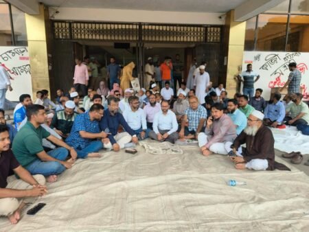 পবিপ্রবিতে শিক্ষকদের ওপর হামলার প্রতিবাদে দ্বিতীয় দিনের অবস্থান কর্মসূচি