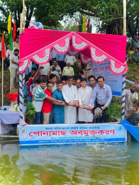 জাবির জলাশয়ে ৪১২ কেজি মাছের পোনা অবমুক্ত